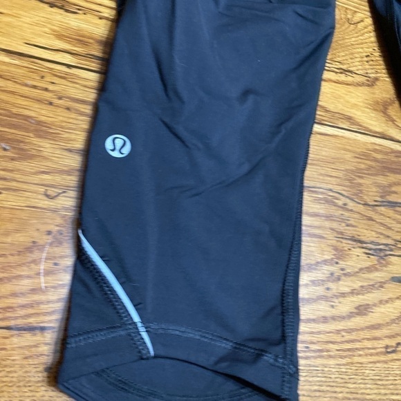 lululemon Fast Free Cropped Capri Leggings Mesh Black/Silver Size 4. - Picture 6 of 8